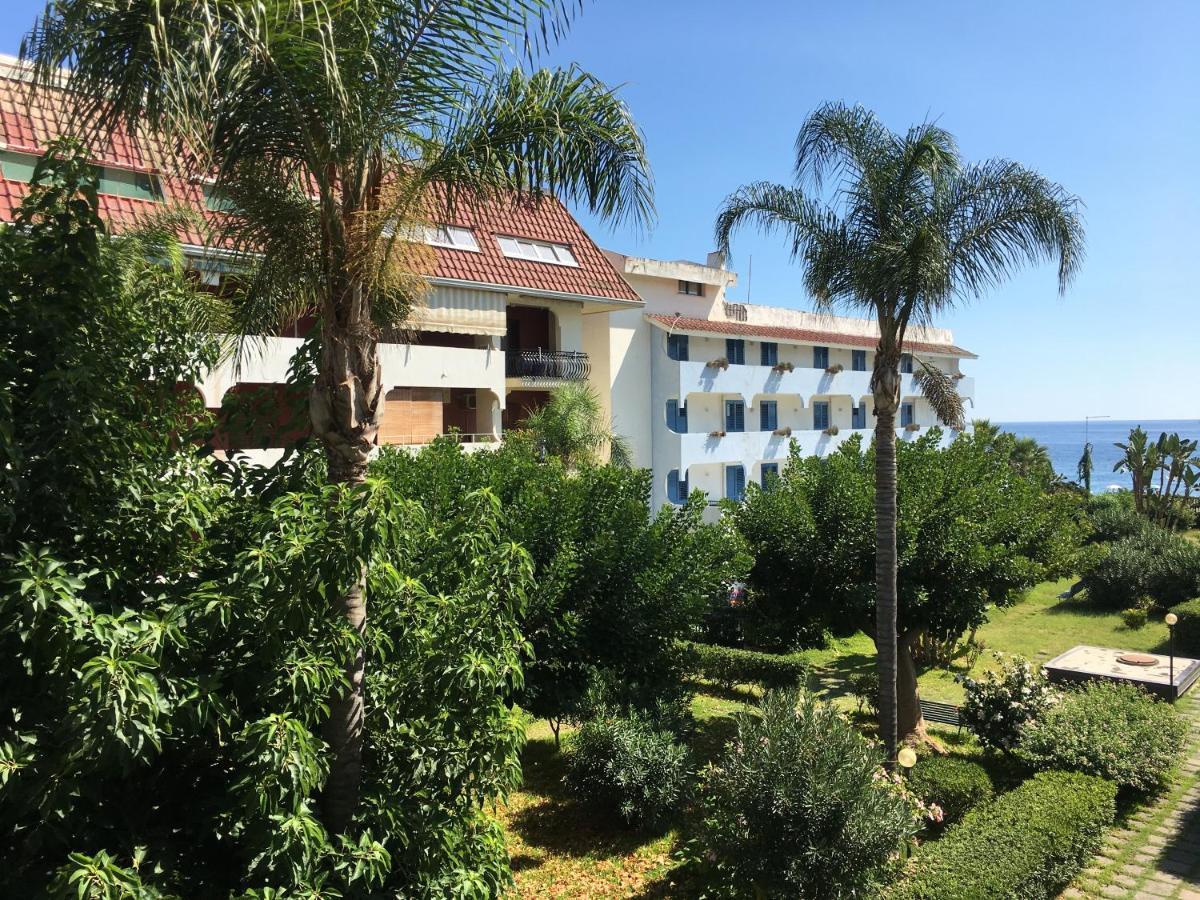 Baia Degli Dei - Living La Nike Lejlighed Giardini Naxos Eksteriør billede